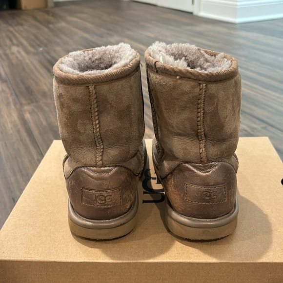 Kids Uggs - Picture 2 of 4